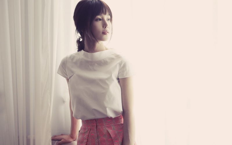 photo, korea, hairstyle, portrait, beautiful woman, contemplation, front view, bangs, women, window, three quarter length, medium-length hair, nam, young adult