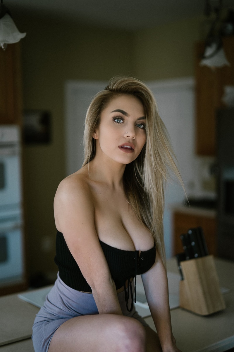 blond hair, bare shoulders, women, blonde, women indoors, beautiful people, 1080P, domestic room, beautiful woman, adult, contemplation, sitting, model