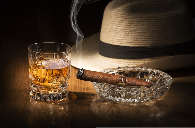 wood - Material, drink, elegance, still life, close-up, tobacco Product, no People, brown, bar - Drink Establishment, glass, retro Styled, bourbon Whisky