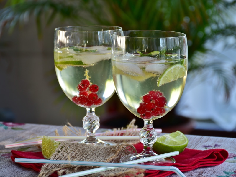 mineral, carbonic acid, two, spirit, tray, frisch, alcoholic, red wine, yellow, party, lemonade, currants, spring, juice, food, glass, liquid, glass - material