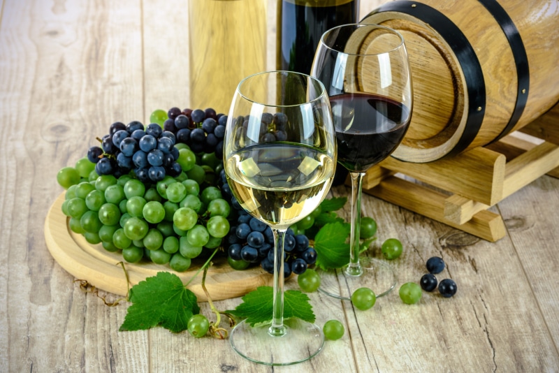 bunch of grapes, crystal, beside, wine, liquid, healthy, europe, 5K, the drink, red, wooden, merlot, romance, wineglass, two types of wine, dry, celebrations