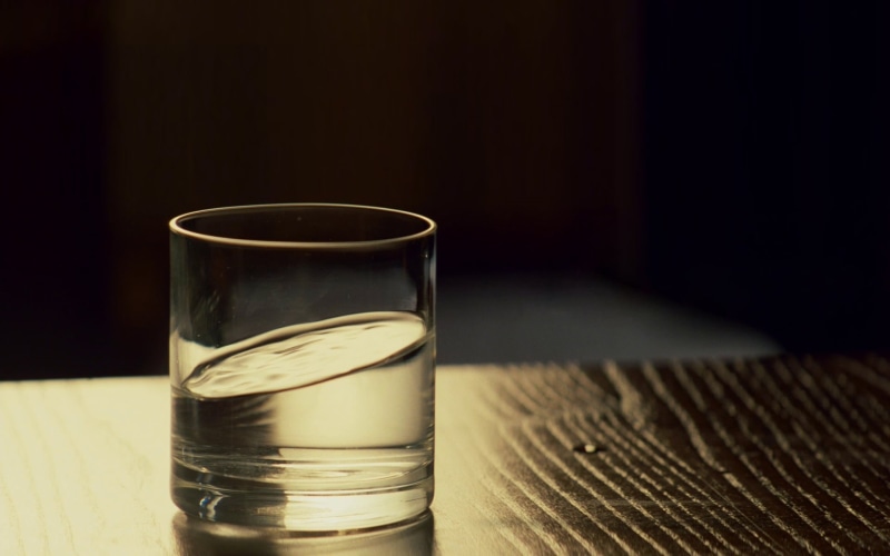1080P, transparent, drink, purity, focus on foreground, household equipment, beginning, liquid, single Object, table, glass, brown, empty, dark, cup, water