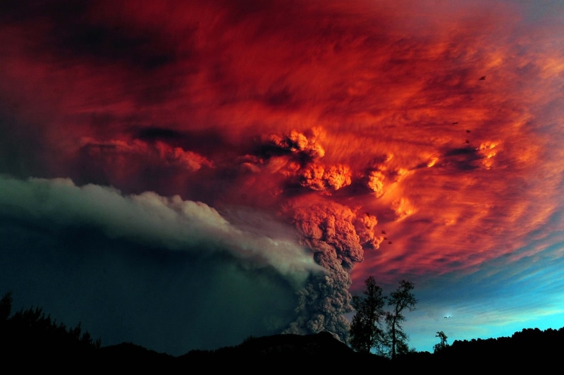 no people, power, beauty in nature, eruption, tranquility, low angle view, nature, non-urban scene, 1080P, dramatic sky, tranquil scene, orange color