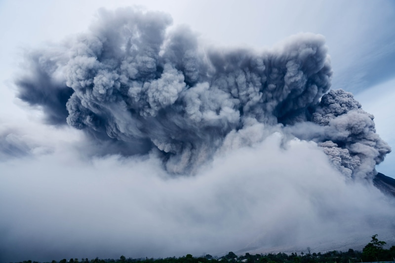 day, physical geography, non-urban scene, pollution, burnt, storm, mountain, beauty in nature, volcanic eruption, volcanic crater, erupting, 5K, outdoors