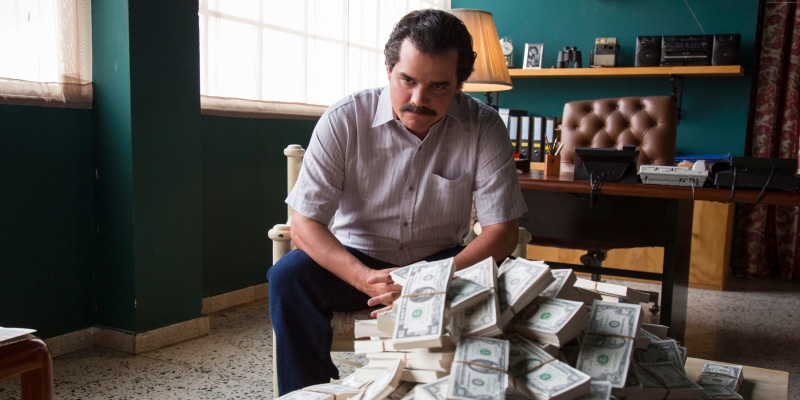 paper currency, waist up, looking, looking down, large group of objects, one person, Raúl Méndez, Narcos, 5K, table, sitting, TV Series, young adult, Pablo Escobar