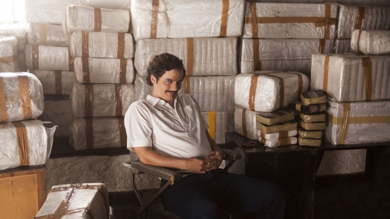 Raúl Méndez, polo, boxes, Pablo Escobar, near, Wagner Moura, Narcos, wearing, 4K, white, shirt, serial, sitting, man