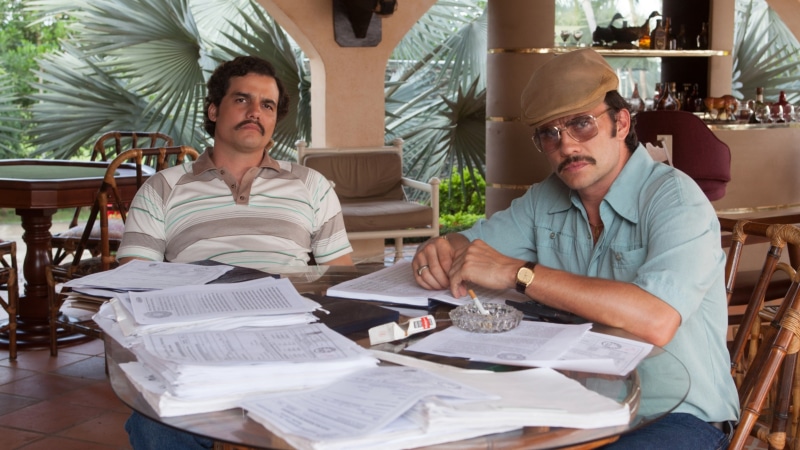 beside, blue, sport, man, beige, Raúl Méndez, Wagner Moura, sitting, shirt, TV Series, chair, 5K, Pablo Escobar, polo, Narcos