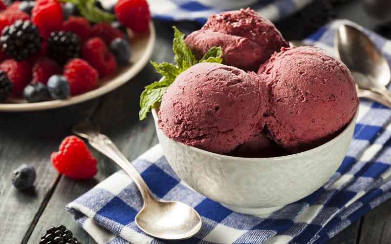 sweet food, frozen, food, temptation, scoops, colorful, ready-to-eat, strawberry, 1080P, sweet, indulgence, chocolate, vanilla ice cream, strawberry ice cream