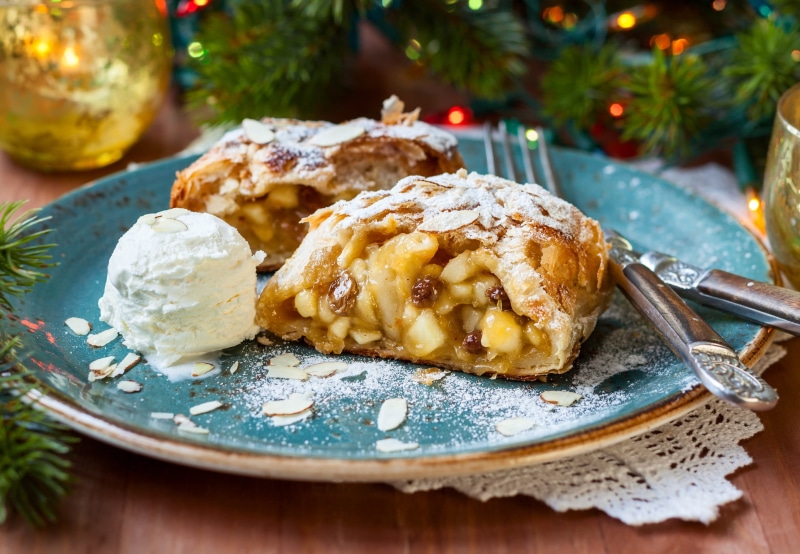 ready-to-eat, white, tart, table, close-up, fruit, sweet food, ceramic, 1080P, plate, temptation, baked, holiday, food, freshness, ice cream, powdered sugar