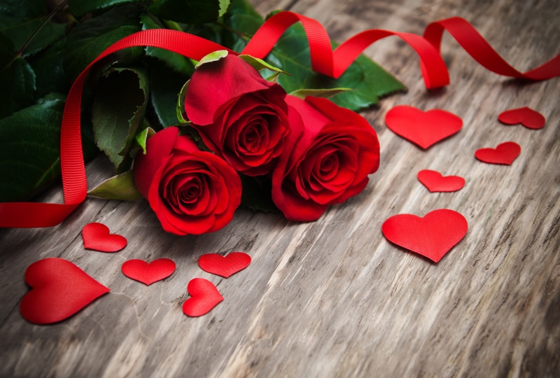 love, roses, 4K, valentine`s day, wood, romantic, flowers, buds, heart, red roses, red