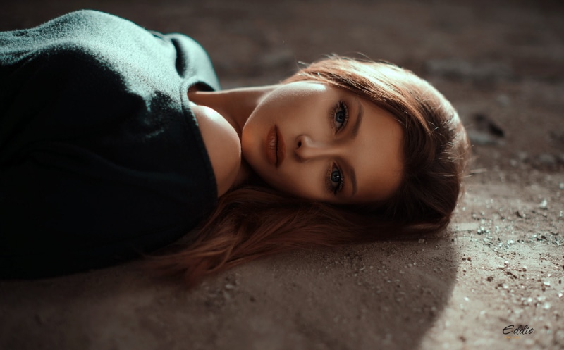 1080P, one person, women, brown hair, young women, lying down, lying on back, face, fashion, looking at camera, beauty, blue eyes, portrait, headshot