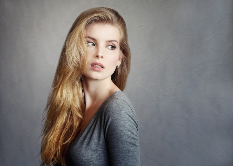 green eyes, one person, fashion, blond hair, gray, blonde, indoors, long hair, young women, simple background, gray background, casual clothing, looking away