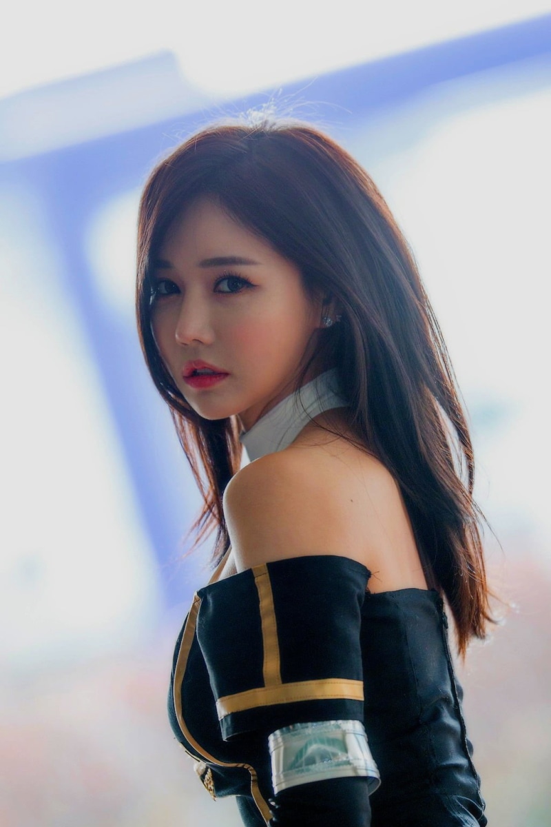 focus on foreground, adult, adolescence, brown hair, waist up, outdoors, contemplation, standing, beauty, hair, women, young adult, Han Ga Eun, portrait