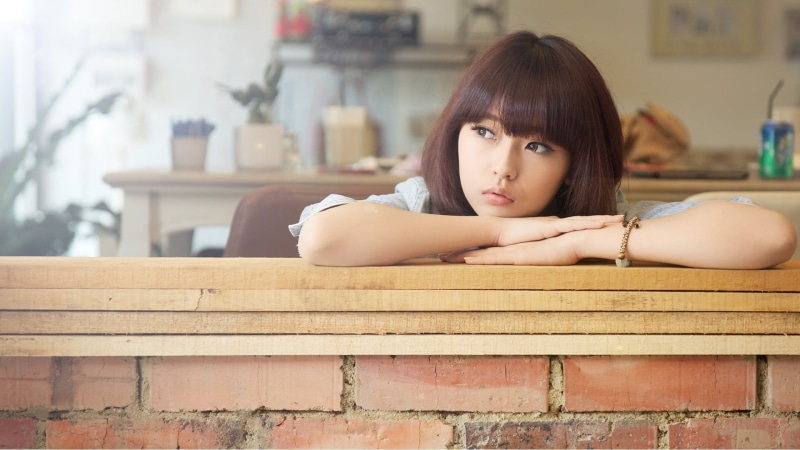 front view, indoors, young adult, beautiful woman, brown hair, portrait, looking at camera, adult, leaning, 1080P, one person, focus on foreground, beauty