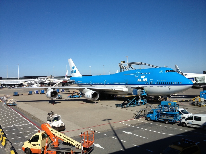 airplane, mode of Transport, schiphol, moored, blue, aerospace industry, commercial Airplane, airline, airport Runway, sky, business, stationary, sunlight