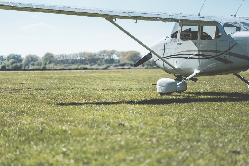 land, airplanes, aircraft Wing, technology, Ready, mode of transportation, flying, field, golf, room for text, plant, Airport, green color, Cessna, airfield