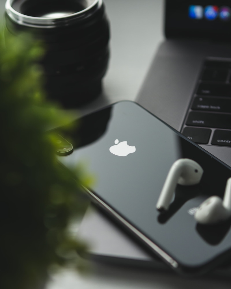 smart phone, high angle view, electronics, no people, pc, display, phone, macbook, keyboard, screen, headphones, laptop, selective focus, airpods, computer
