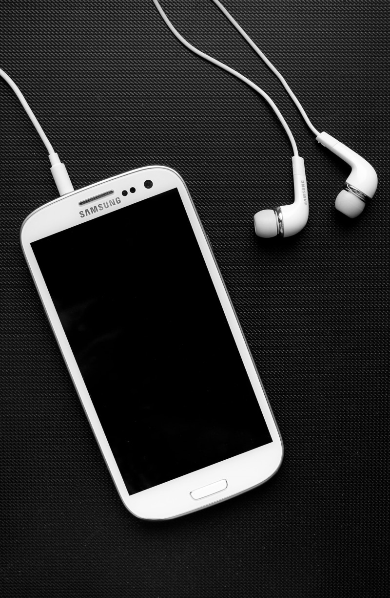 smart phone, headphones, wifi, screen, galaxy, electrical equipment, connection, phone, telephone, white, indoors, close-up, 2K, smartphone, no people