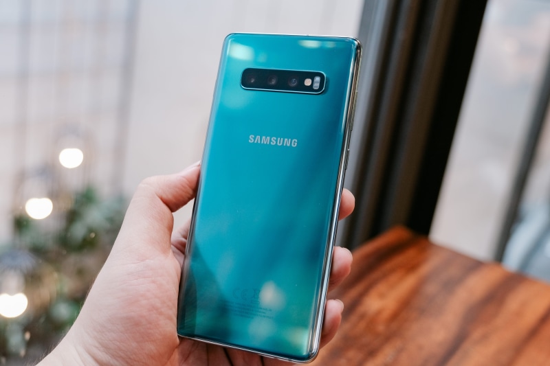 human, blue, display, monitor, indoors, lcd screen, smart phone, galaxy, iphone, technology, communication, ipod, holding, mobile phone, hand, electronics