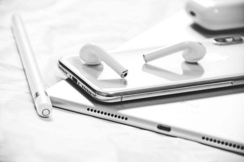 office, apple, 5K, pencil, medical equipment, photography, airpods, table, airpod, metal, clip, selective focus, iphone, grayscale, medical instrument