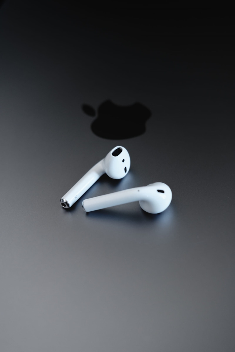 earphone, apple, still life, space gray, white, pair, surface, airpods, 1080P, table, close-up, grey, gray, single object, earpods, tech, brand, toy, studio