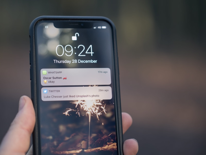 screen, twitter, hand, turn, finger, space, iphone, 5K, gray, technology, touch screen, device screen, holding, digital display, smart phone, communication