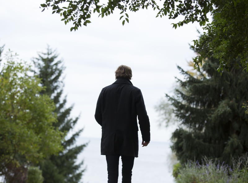 adult, path, back view, walk, dawn, man, fall, outdoors, park, fog, walking, rear view, lifestyles, coat, solitude, nature, style, road, leaves, black