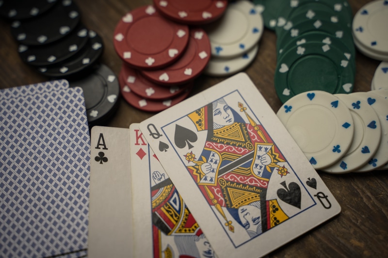 no people, 5K, table, pleasure, poker, points, arts culture and entertainment, playing cards, casino, poker - card game, chips, finance, game chips, wood - material