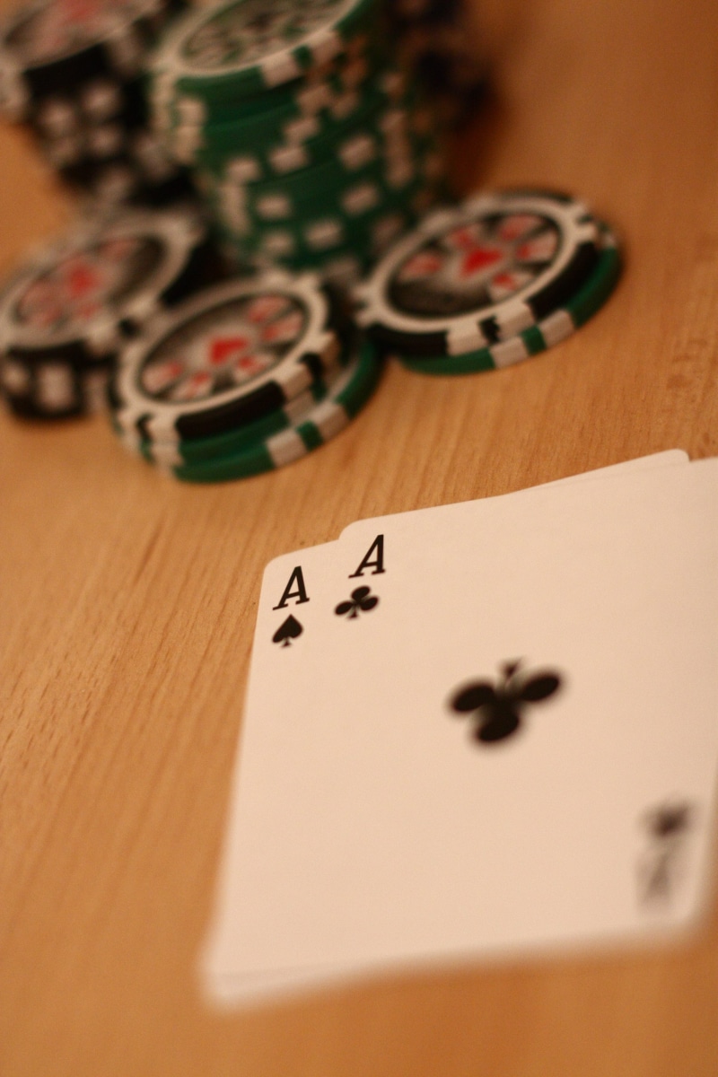poker game, game of chance, wood - material, opportunity, leisure activity, risk, 4K, gambling, poker chips, poker - card game, table, random, selective focus