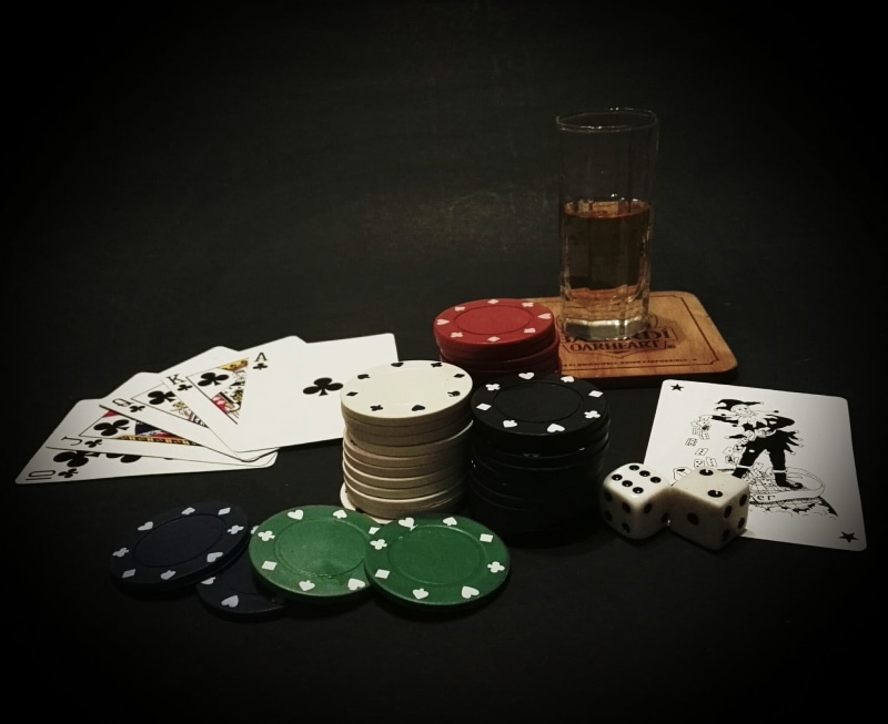 skat, cross, pik, filled, ace, half, chips, studio shot, profit, pay, black background, close-up, 1080P, trumpf, gambling, king, win, diamonds, large group of objects