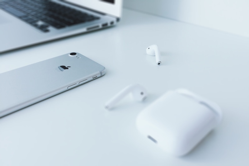 keyboard, table, group of objects, surface, airpods, business, connection, white color, white, earpod, lying, workspace, headphones, studio shot, apple