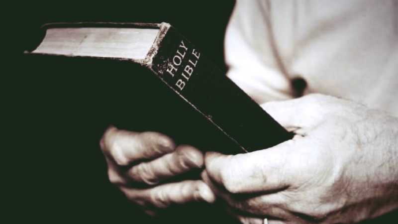 sunlight, 1080P, men, hand, real people, selective focus, black background, holy, human body part, hands, one person, finger, Holy Bible, focus on foreground