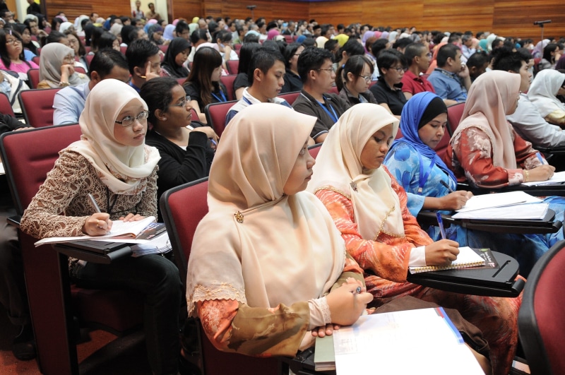 lifestyles, classroom, lecture, jotting, day, group of people, event, 2K, large group of people, real people, leisure activity, casual clothing, adult