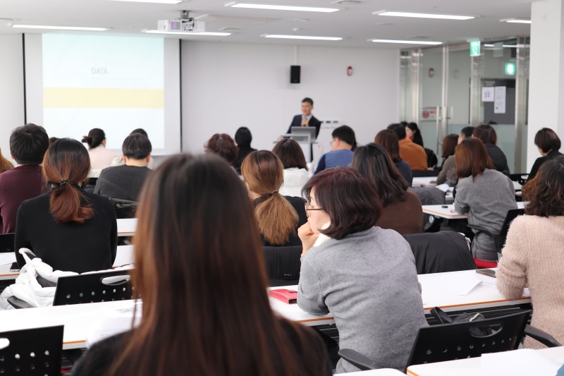 group, seat, standing, leisure activity, furniture, instructor, study, rear view, this home, seoul business hub, people many, women, education, large group of people