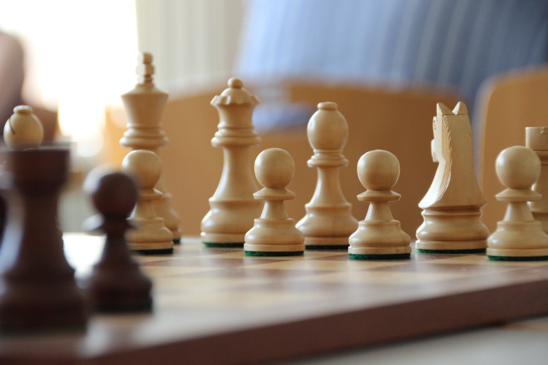 chess pieces, horse, Pieces, board game, queen - chess piece, white, chess, game board, king, springer, 5K, skill, knight - chess piece, leisure games