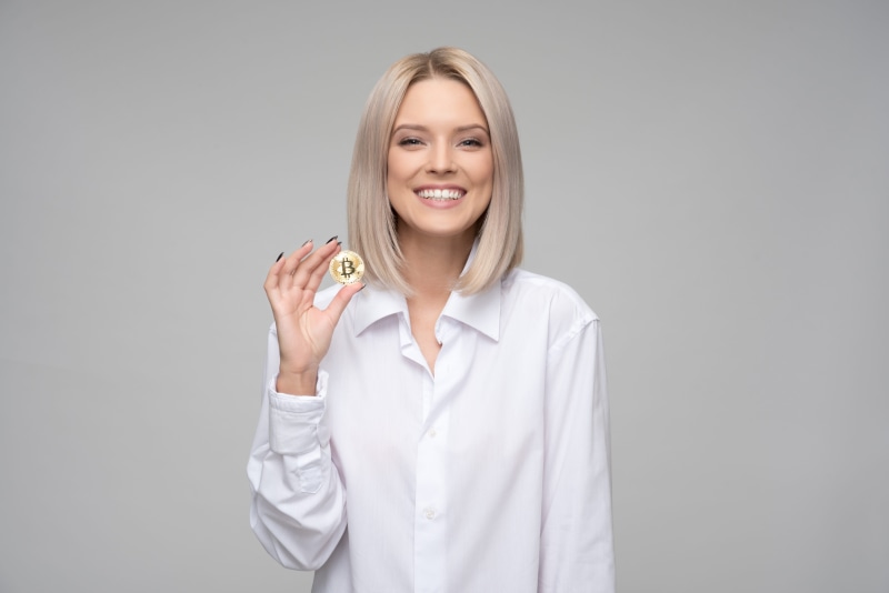 happiness, coin, payment, emotion, money, businesswoman, holding, cryptocurrency, investment, young women, women, 5K, business, hairstyle, financial, crypto