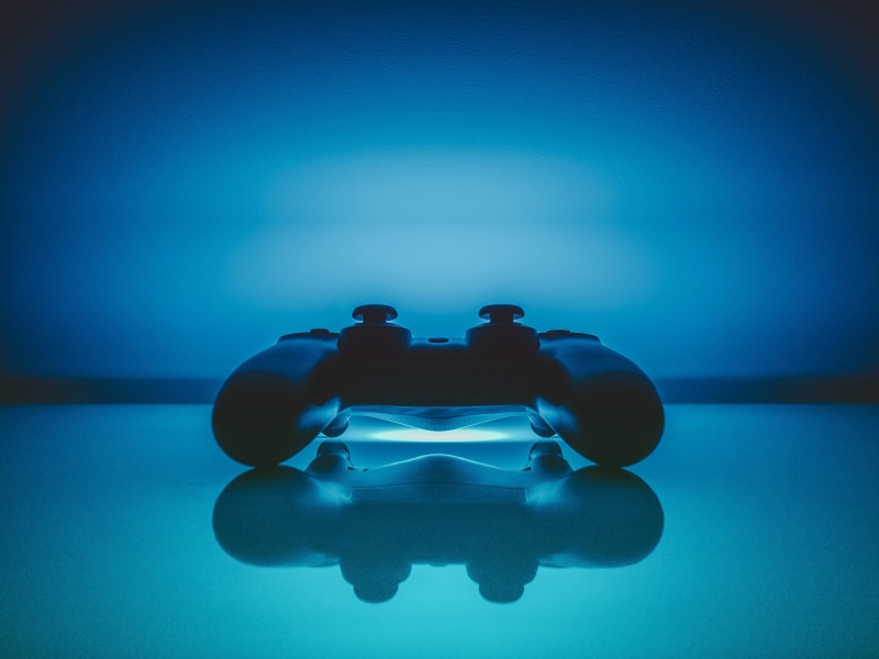 studio shot, digital, dualshock, arts culture and entertainment, sony, blue background, two people, blue, gaming, ps4, gamepad, still life, black