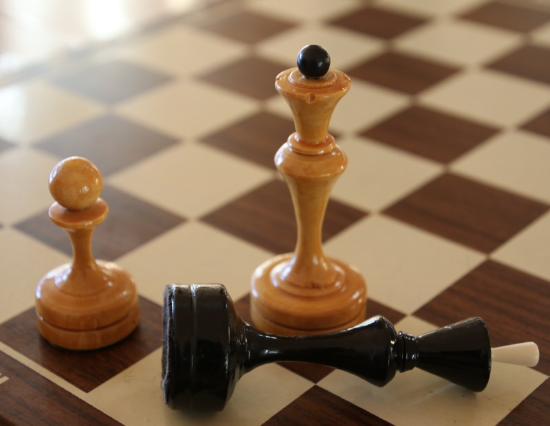 queen, indoors, decisions, arts culture and entertainment, relaxation, War, close-up, king - Chess Piece, win, black Color, leisure activity, chess Board