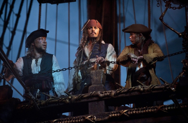 sitting, men, night, architecture, hat, adult, Stephen Graham, waist up, mid adult, 1080P, group of people, Johnny Depp, three quarter length, Pirates Of The Caribbean