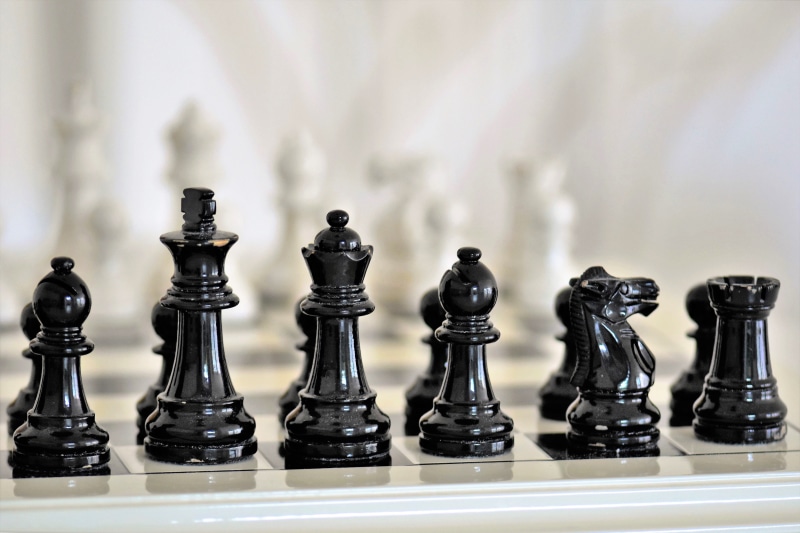 5K, queen - chess piece, horse, chess board, competition, board game, king, chess pieces, chess, leisure activity, bauer, no people, runners, indoors