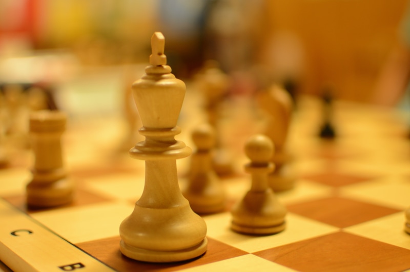 queen - chess piece, white, competition, leisure games, focus on foreground, play, board, figures, chess game, pawn - chess piece, people, 5K, chess, challenge