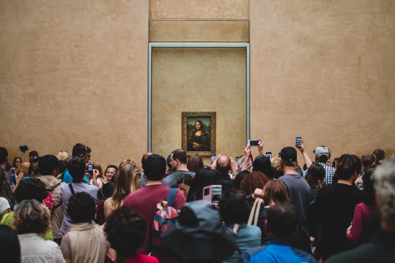 smile, monalisa, travel, wall, outdoors, france, art, snap, real people, painting, women, city life, built structure, men, vinci, louvre, city, lifestyles
