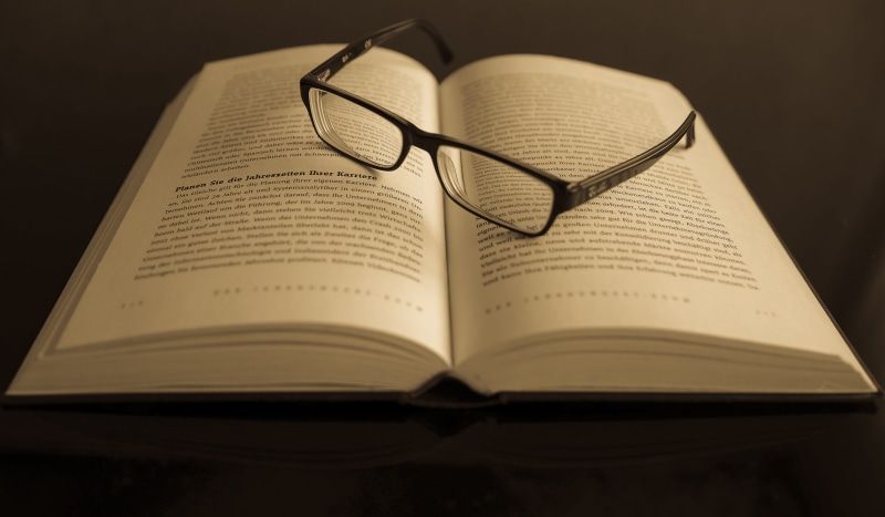 school, publication, plastic, education, paper, bookworm, notes, can, curriculum, lesenarr, learn, eyeglasses, ebook, german, leave, knowledge, intellectual