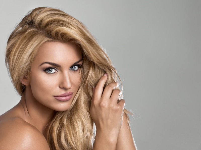 young women, fashion, young adult, portrait, hair, studio shot, copy space, beauty, looking at camera, blond hair, human body part, model, hairstyle, blonde
