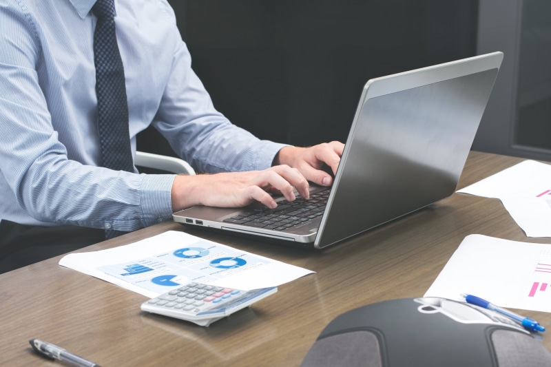 connection, 4K, Laptop, Computer, business person, table, photo, males, using laptop, Office, men, one person, Desk, Professional, Business, formal businesswear