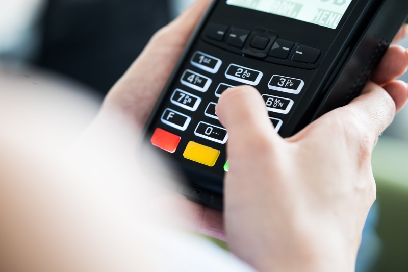 technology, online, credit card, calculating, holding, finger, retail, sales, shopping, entrepreneur, adult, buyers, debit cards, human hand, consumerism