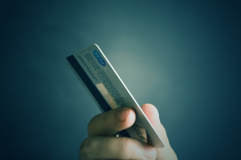 human body part, blue, wireless technology, account, copy space, indoors, plastic, Credit Cards, purchase, payment, holding, paying, debit, 5K, proximity