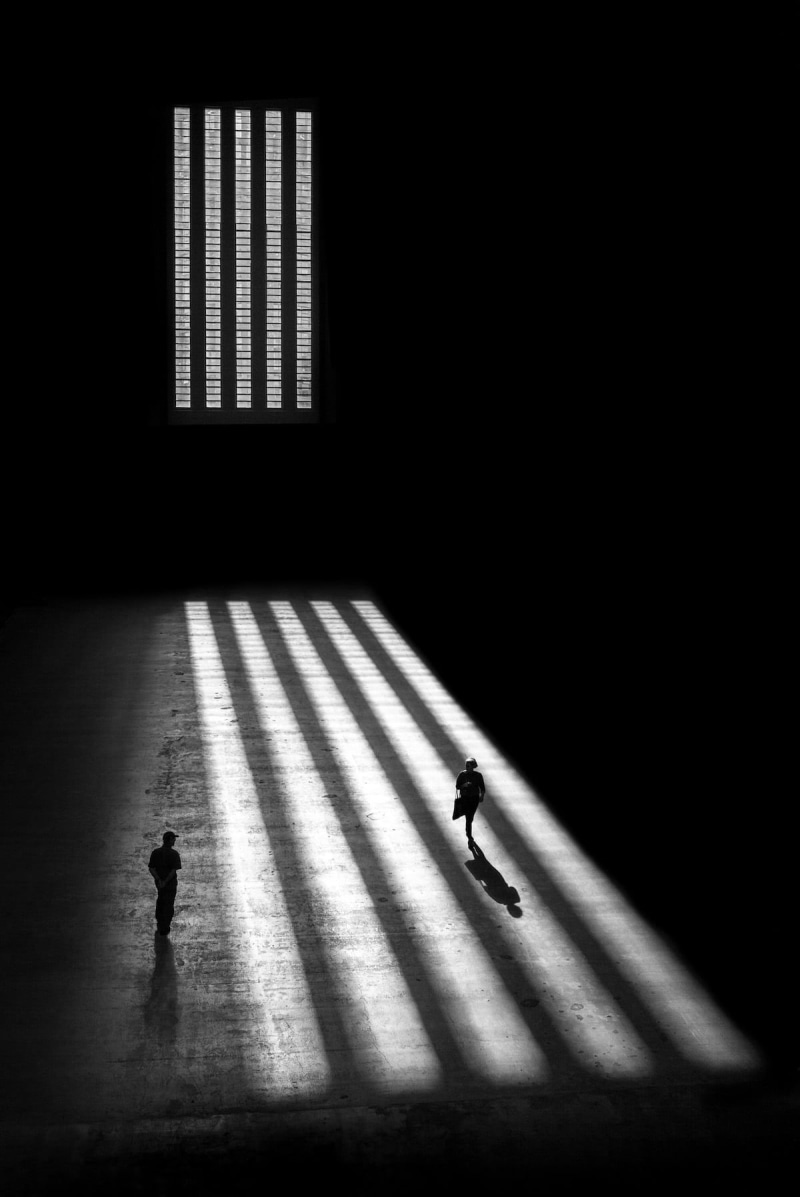 black background, Alan Schaller, men, sunlight, people, monochrome, women, shadow, minimalism, indoors, portrait display, window, 720P