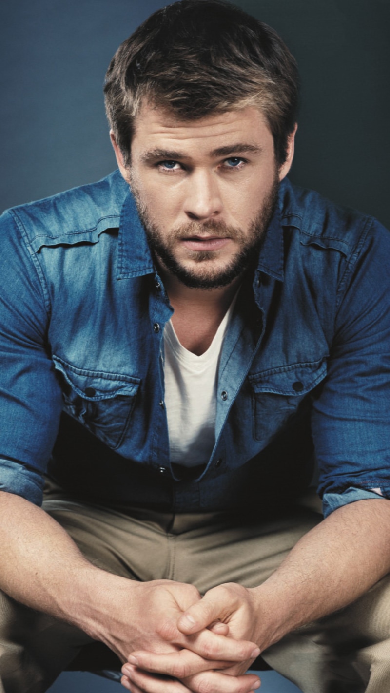 jeans, casual clothing, hemsworth, human body part, portrait, handsome, adult, hand, hollywood, one person, 1080P, blue, looking at camera, facial hair