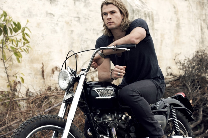 looking at camera, nature, beautiful woman, bicycle, hemsworth, lifestyles, portrait, 2K, chris, outdoors, one person, male, Chris Hemsworth, biker, young men